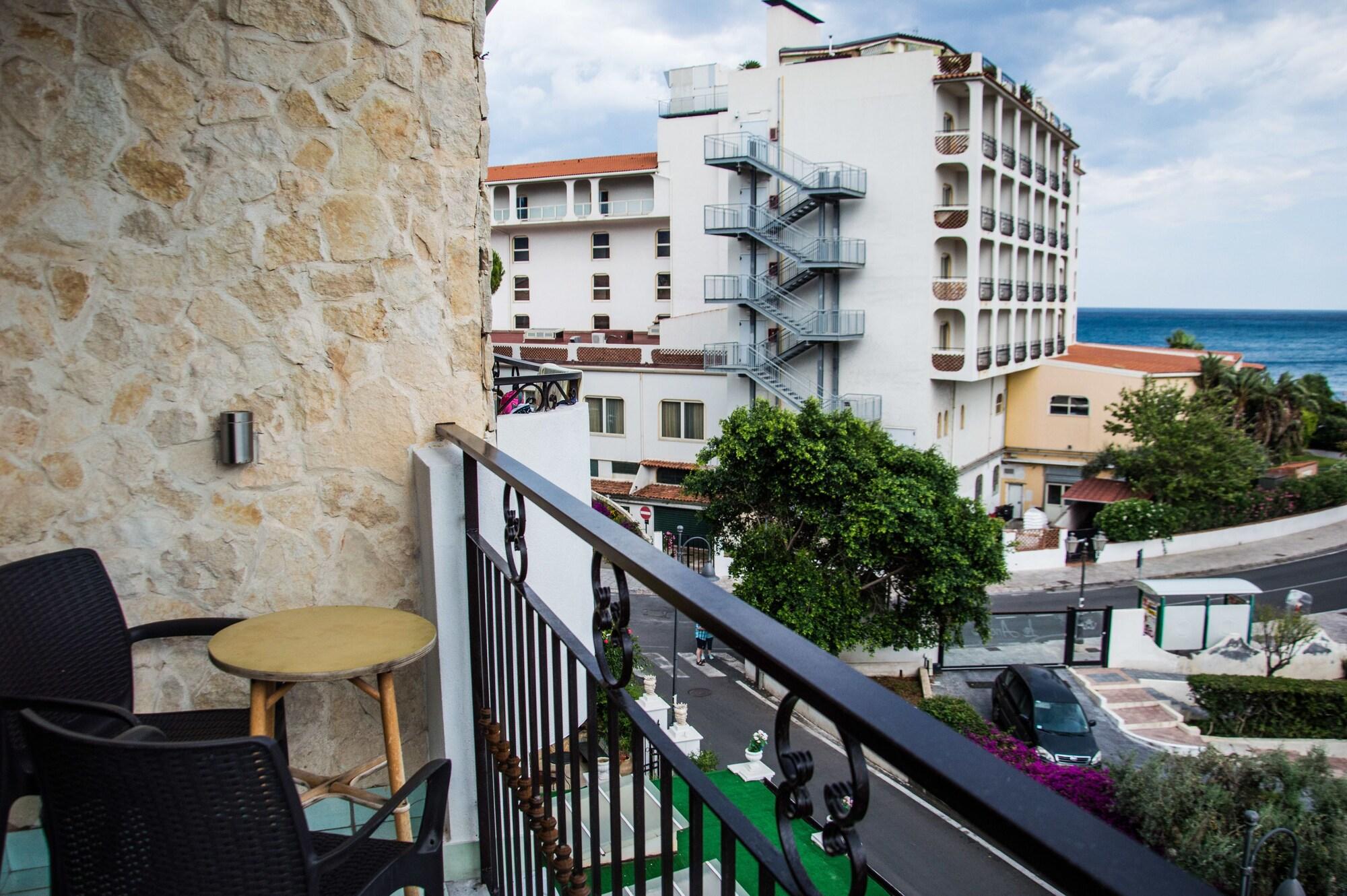Hotel & Linda Giardini-Naxos
