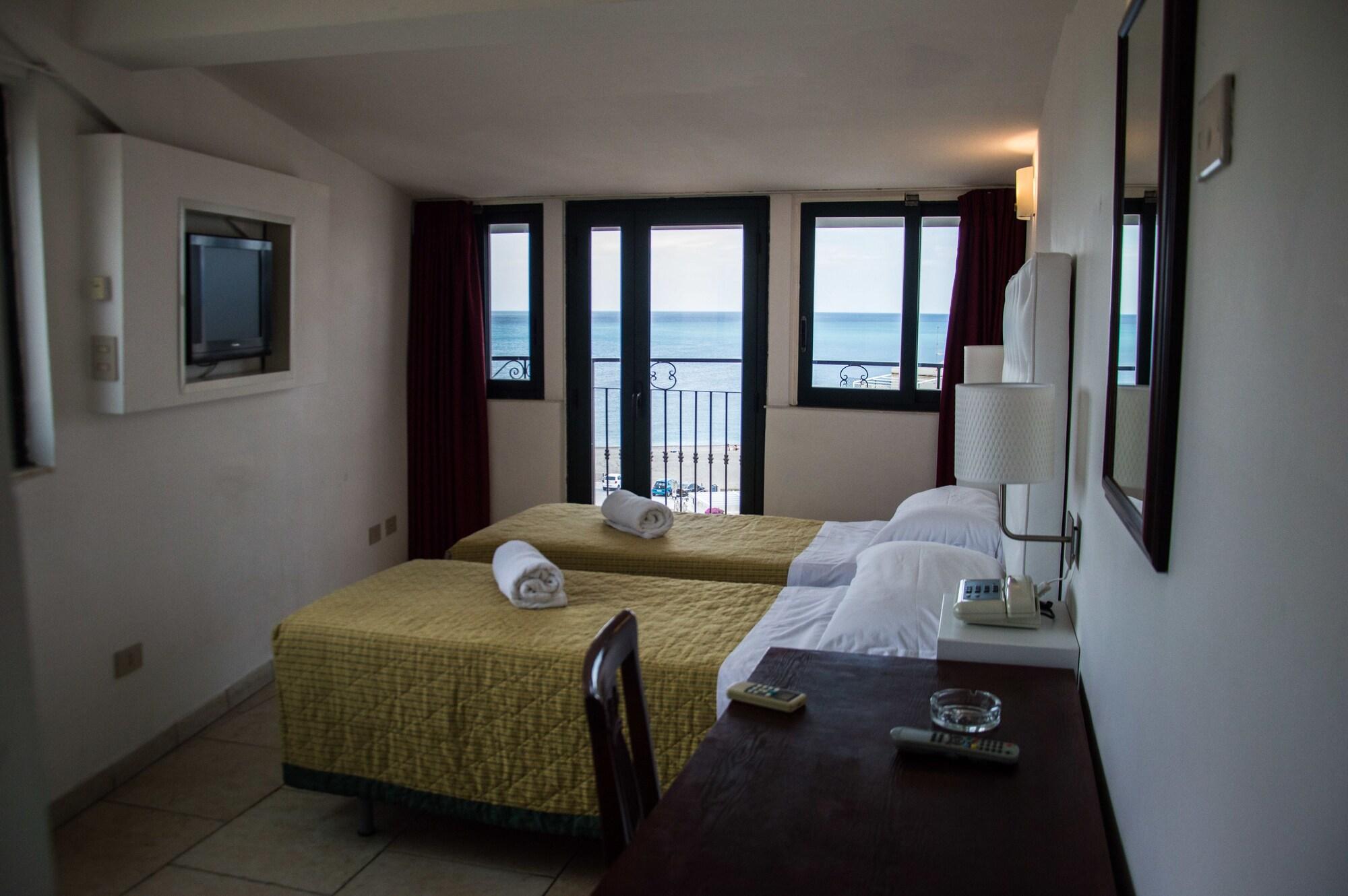 Hotel & Linda