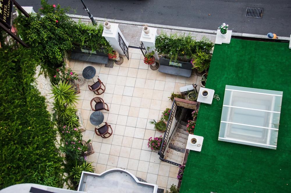 & Linda Hotel