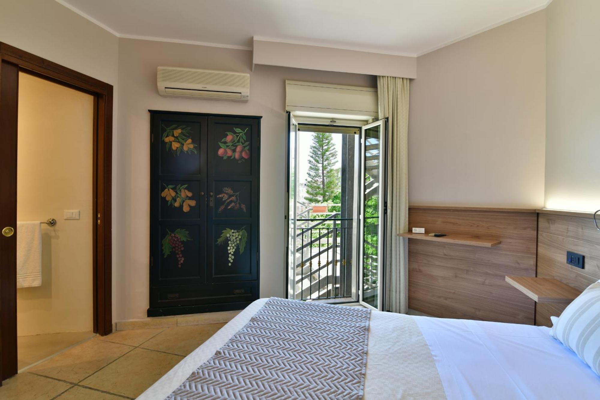 & Linda Hotel