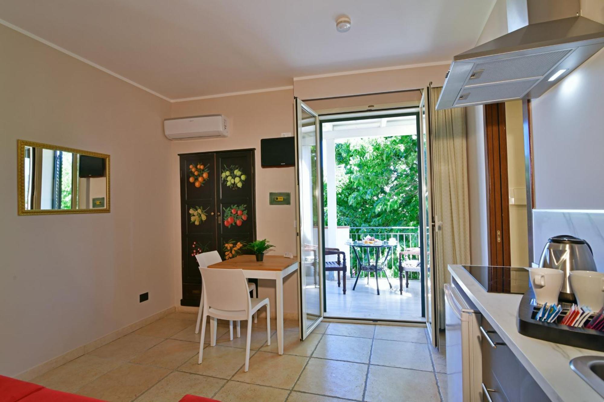 & Linda Hotel 3*