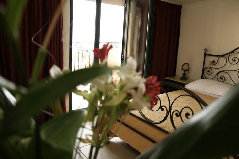 & Linda Hotel