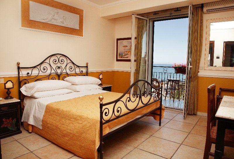 & Linda Giardini-Naxos